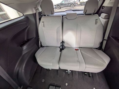 Used 2025 Toyota Sienna LE image 32