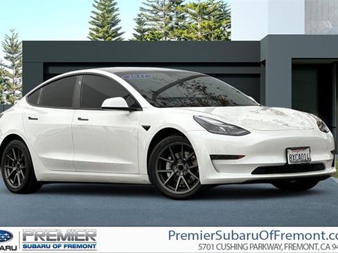 Used 2021 Tesla Model 3 Standard Range Plus image 1