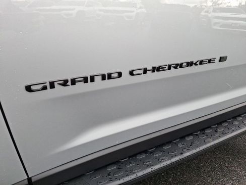 New 2025 Jeep Grand Cherokee Limited w/ Black Appearance Package image 33