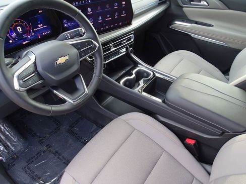 Used 2025 Chevrolet Traverse LT image 7