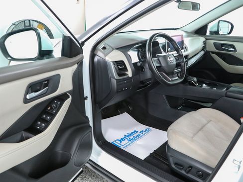 Used 2025 Nissan Rogue SV FWD image 3
