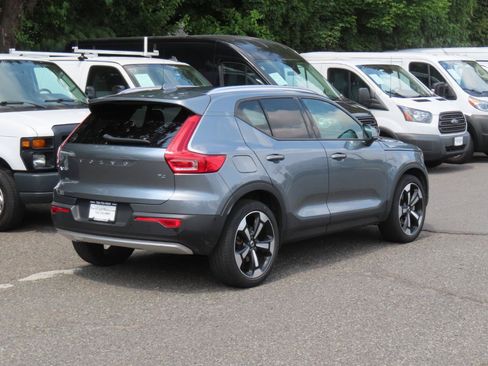 Used 2019 Volvo XC40 T4 Momentum FWD image 5