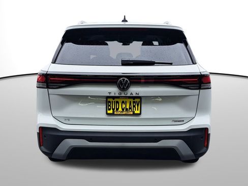 New 2025 Volkswagen Tiguan SE image 7