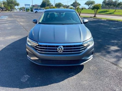 Used 2019 Volkswagen Jetta SE FWD image 2