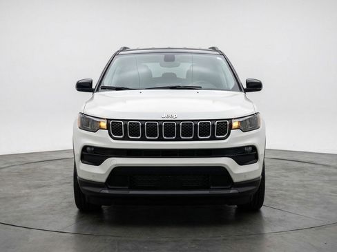 Used 2025 Jeep Compass Limited AWD/4WD image 2