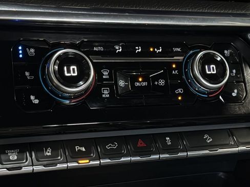 Used 2024 GMC Sierra 3500 Denali w/ Denali Reserve Package AWD/4WD image 32
