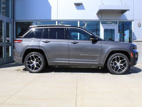 Used 2023 Jeep Grand Cherokee Summit image 4