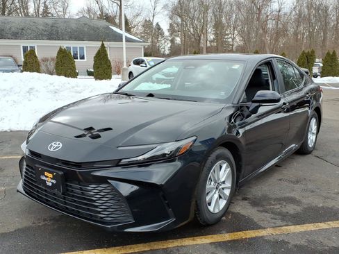 Used 2025 Toyota Camry LE image 3