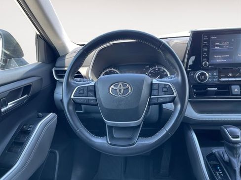 Used 2022 Toyota Highlander XLE AWD/4WD image 12