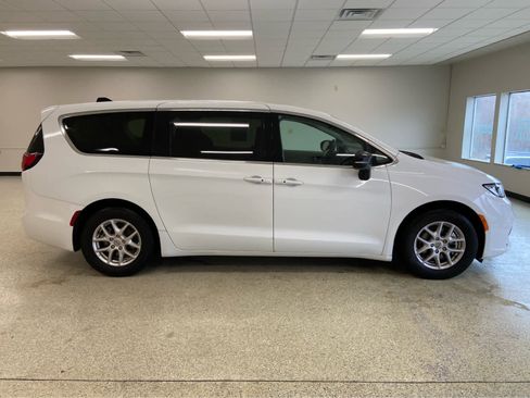 Used 2024 Chrysler Pacifica Touring-L FWD image 6