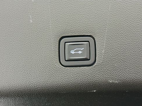 Used 2023 Chevrolet Traverse LT AWD/4WD image 32