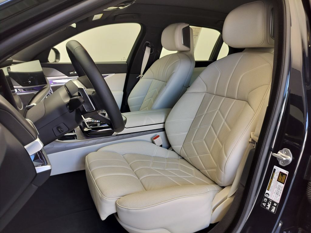 Certified 2025 BMW 760i xDrive w/ Executive Package AWD/4WD image 9