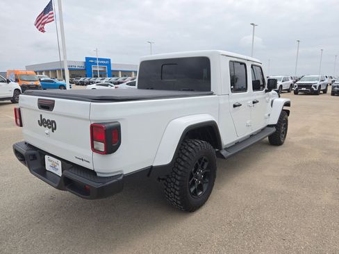 Used 2025 Jeep Gladiator Sport image 3