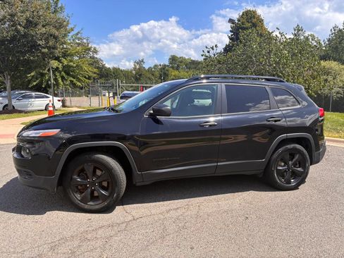 Used 2017 Jeep Cherokee Sport w/ Cold Weather Group AWD/4WD image 3