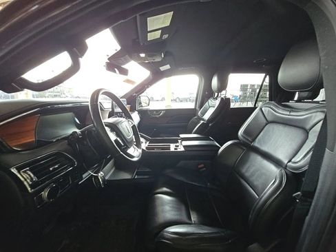 Used 2018 Lincoln Navigator Select w/ Technology Package AWD/4WD image 2