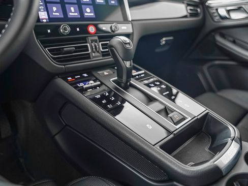 Certified 2026 Porsche Macan AWD/4WD image 20