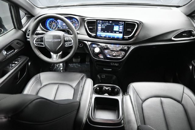 Used 2025 Chrysler Pacifica Select FWD image 11