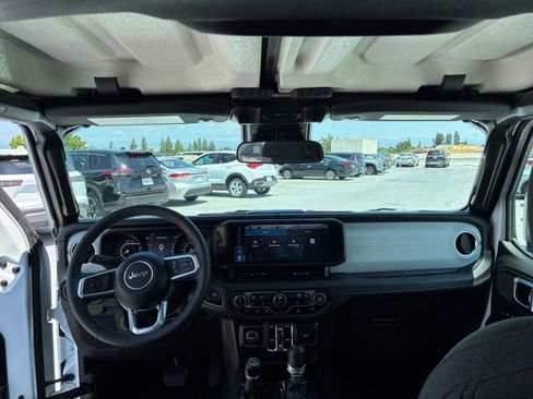 Used 2025 Jeep Wrangler Unlimited Sahara AWD/4WD image 32