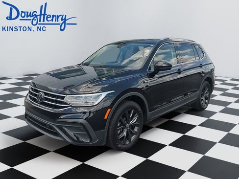 Used 2024 Volkswagen Tiguan SE FWD image 1