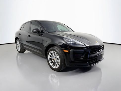 Certified 2024 Porsche Macan AWD/4WD image 9