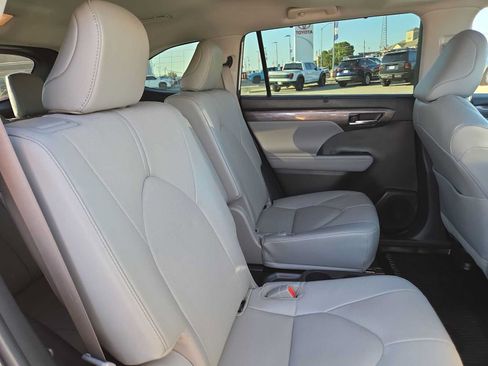 Used 2022 Toyota Highlander Limited AWD/4WD image 17
