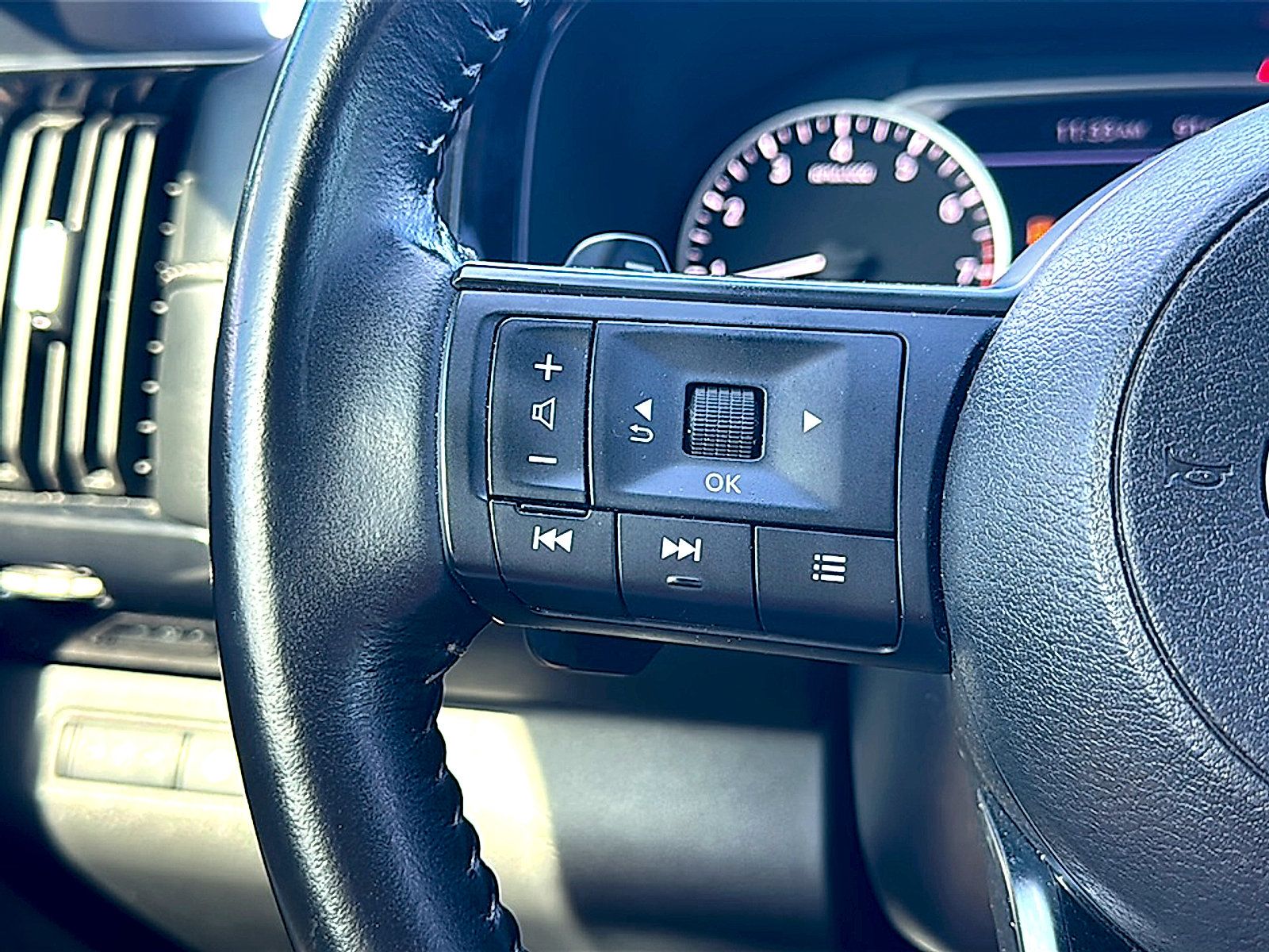 Used 2024 Nissan Pathfinder SV FWD image 31