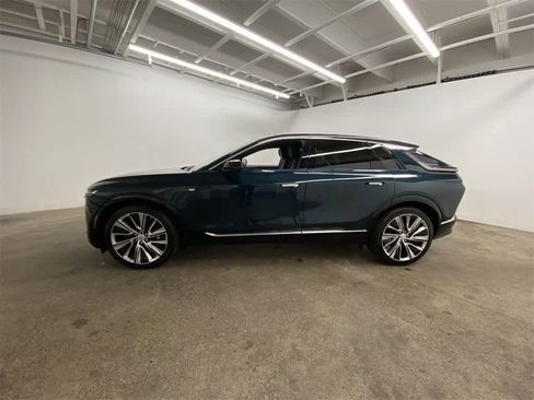 Certified 2025 Cadillac Lyriq Luxury image 2