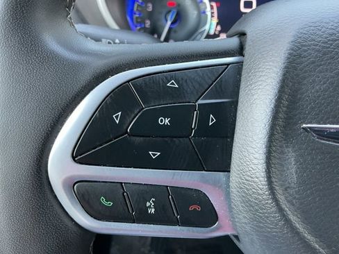 Used 2024 Chrysler Pacifica Touring-L image 9