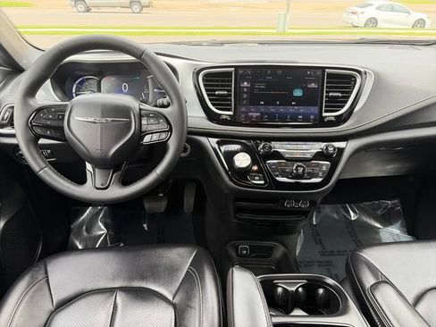 Used 2024 Chrysler Pacifica Limited FWD image 32