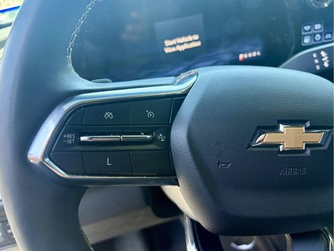 Used 2025 Chevrolet Traverse LT FWD image 16