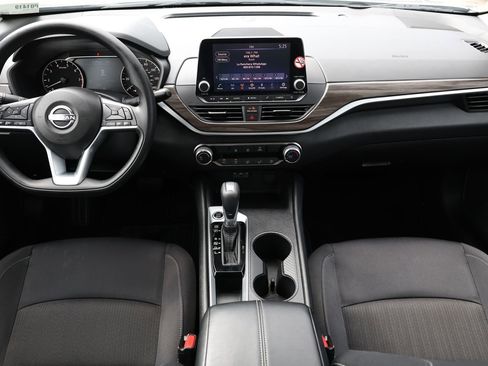 Used 2025 Nissan Altima 2.5 SV image 2