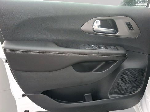 New 2027 Chrysler Pacifica Select AWD/4WD image 8