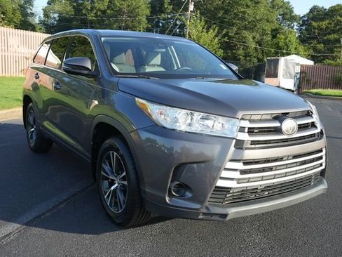 Used 2017 Toyota Highlander LE FWD image 1