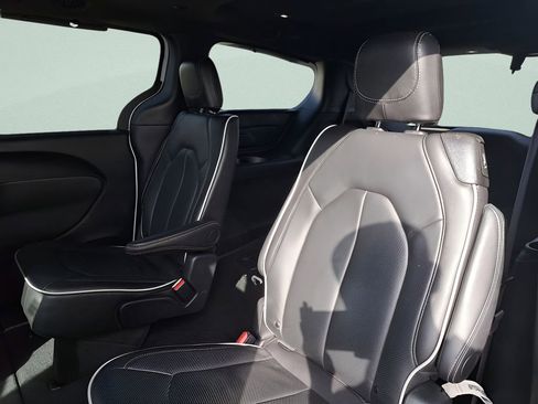 Used 2025 Chrysler Pacifica Limited image 8