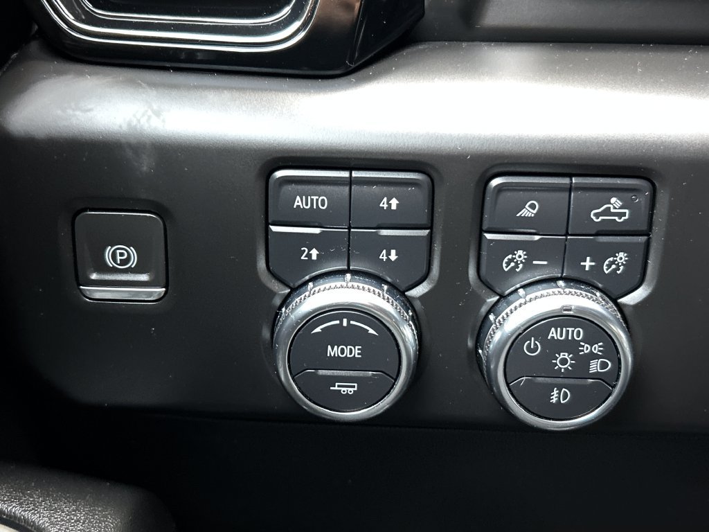 Used 2024 GMC Sierra 1500 AT4 w/ Technology Package AWD/4WD image 14