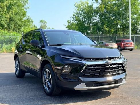 Used 2024 Chevrolet Blazer LT w/ Convenience Package FWD image 3