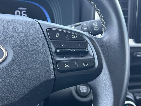 Used 2024 Hyundai Venue Limited FWD image 29