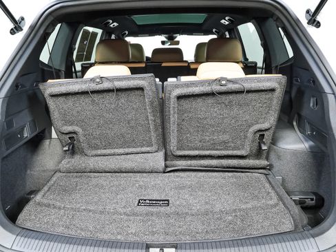 Certified 2023 Volkswagen Tiguan SE R-Line FWD image 31