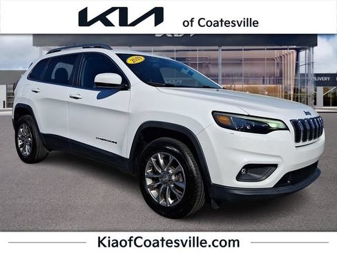 Used 2019 Jeep Cherokee Latitude Plus w/ Cold Weather Group AWD/4WD image 1