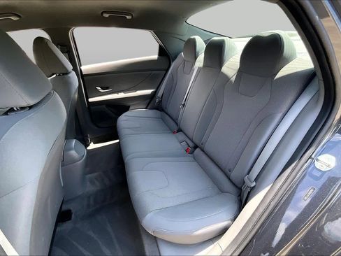 Used 2021 Hyundai Elantra SE FWD image 18
