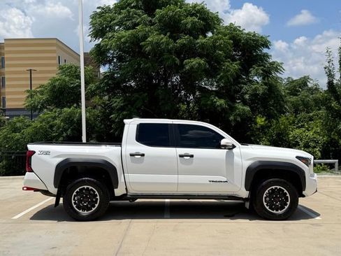 Used 2024 Toyota Tacoma TRD Off-Road w/ TRD Off Road Premium Package AWD/4WD image 5