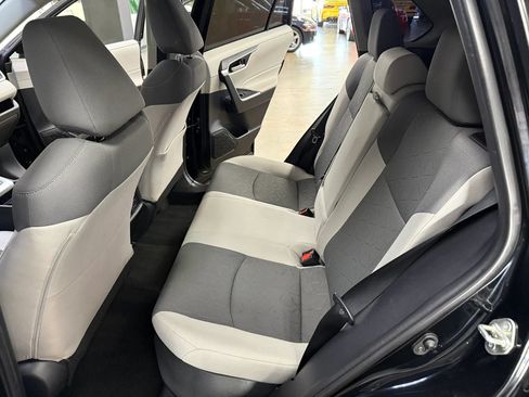 Used 2019 Toyota RAV4 XLE AWD/4WD image 16
