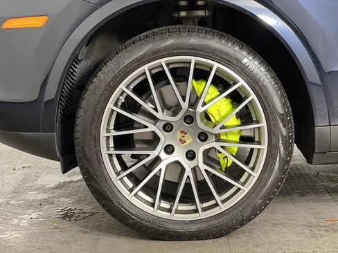 Certified 2022 Porsche Cayenne Platinum Edition w/ Premium Package Plus image 14