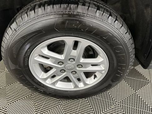 Certified 2023 Jeep Grand Cherokee Laredo AWD/4WD image 30