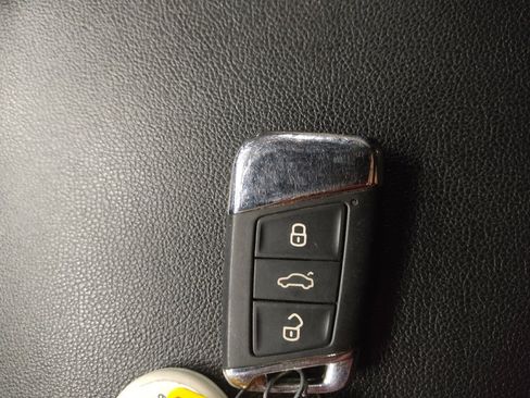 Used 2021 Volkswagen Atlas Cross Sport SE image 32