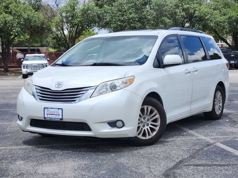 Used 2017 Toyota Sienna XLE w/ XLE Navigation Package FWD image 1