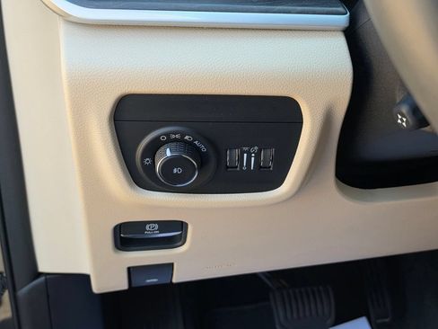 Used 2023 Jeep Grand Cherokee L Limited w/ Luxury Tech Group II AWD/4WD image 15