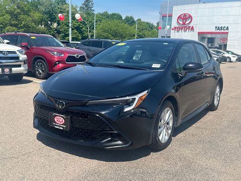 Used 2025 Toyota Corolla SE w/ SE Package FWD image 3
