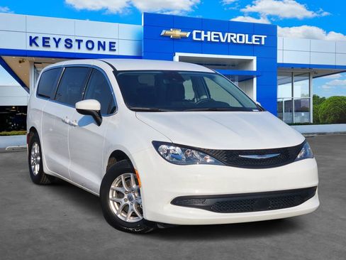 Used 2023 Chrysler Voyager LX image 1