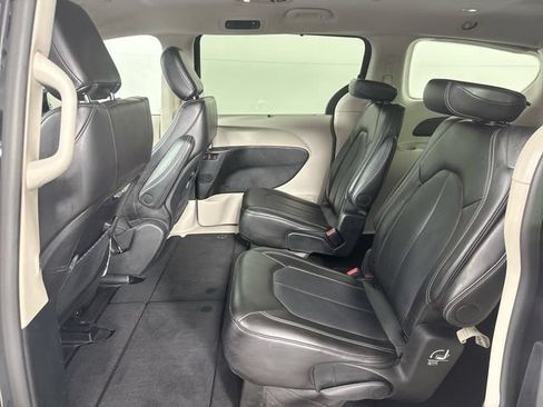 Used 2024 Chrysler Pacifica Touring-L FWD image 21